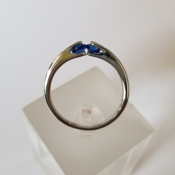 Delicate 18k Ring - Picture 3 of 7